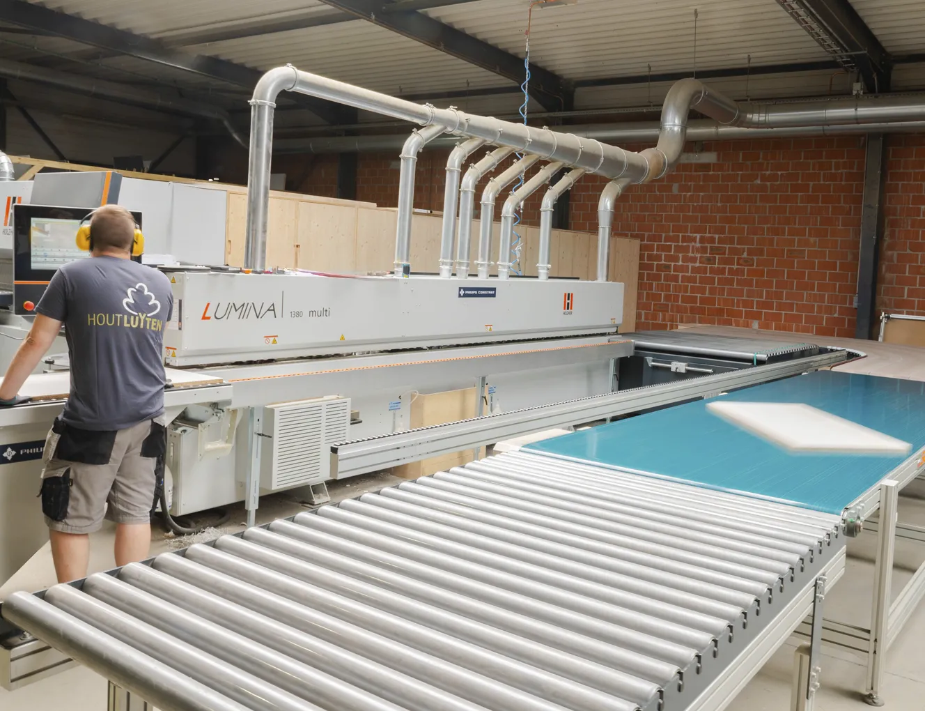 maatwerk-plaatmateriaal-kantenlijmer-hout-luyten-01-jpg Met de kantenlijmer of kantband machine werkt Hout Luyten alle zijkanten van het plaatmateriaal af.